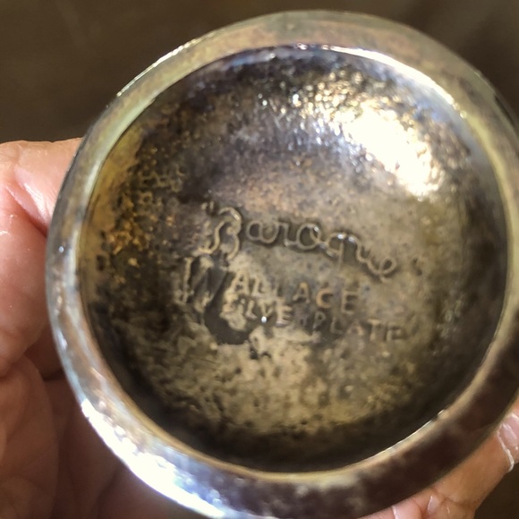 Two Baroque Wallace Silverplate Shakers - Picture 13 of 14